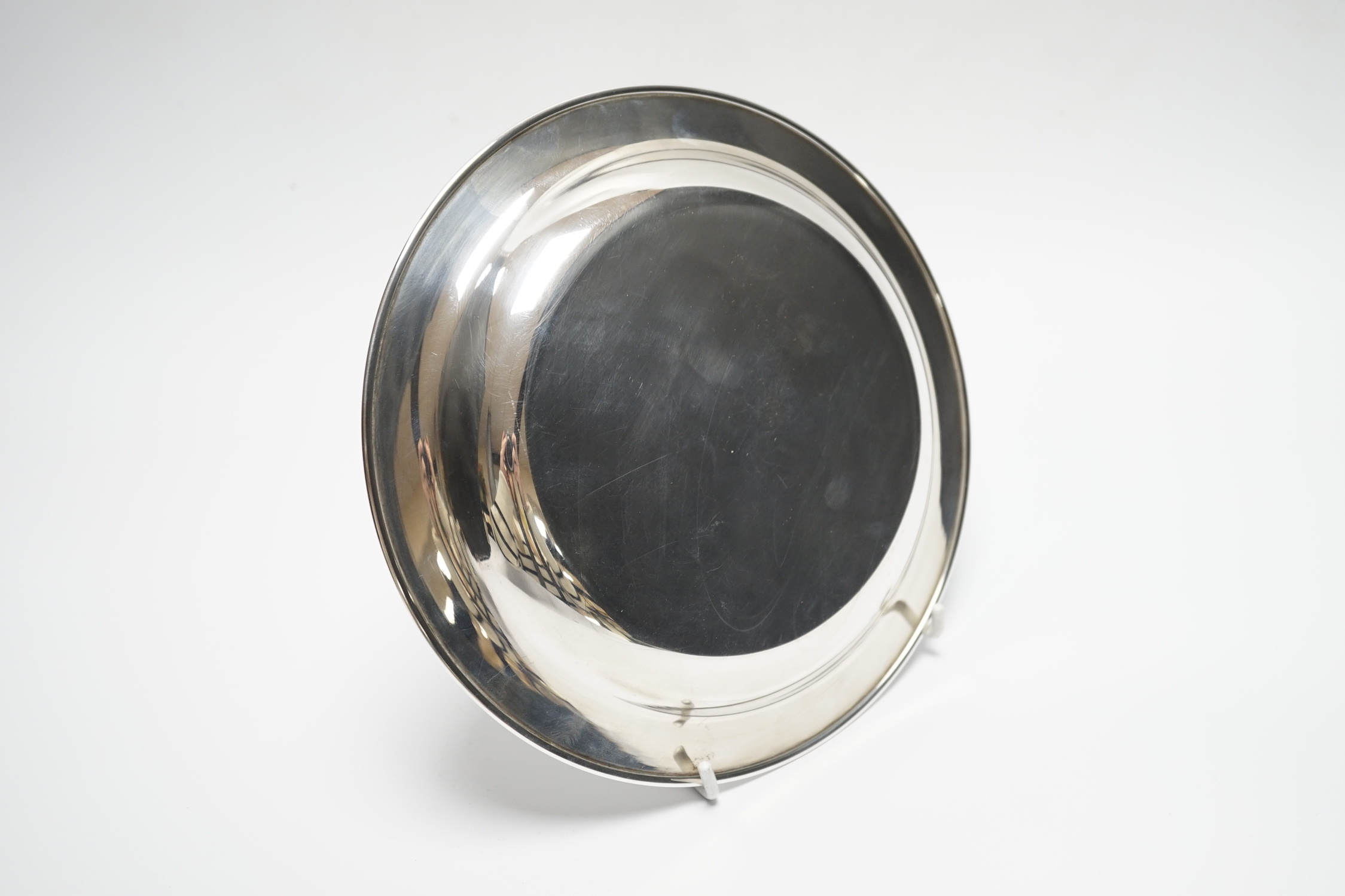 A boxed silver Peter Scott Christmas plate, 1974, depicting etched birds in flight, John Pinches, London 1974. Diameter 20.5cm, 5.9oz.